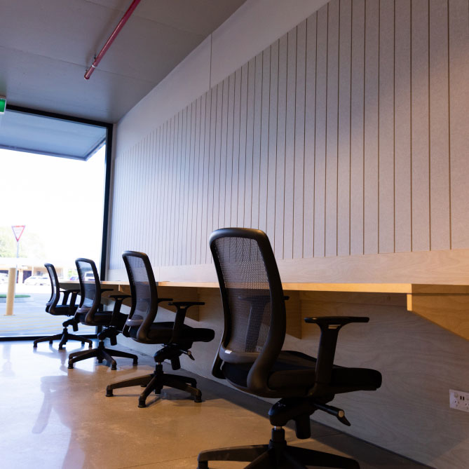 http://An%20office%20with%20several%20desks%20and%20chairs.