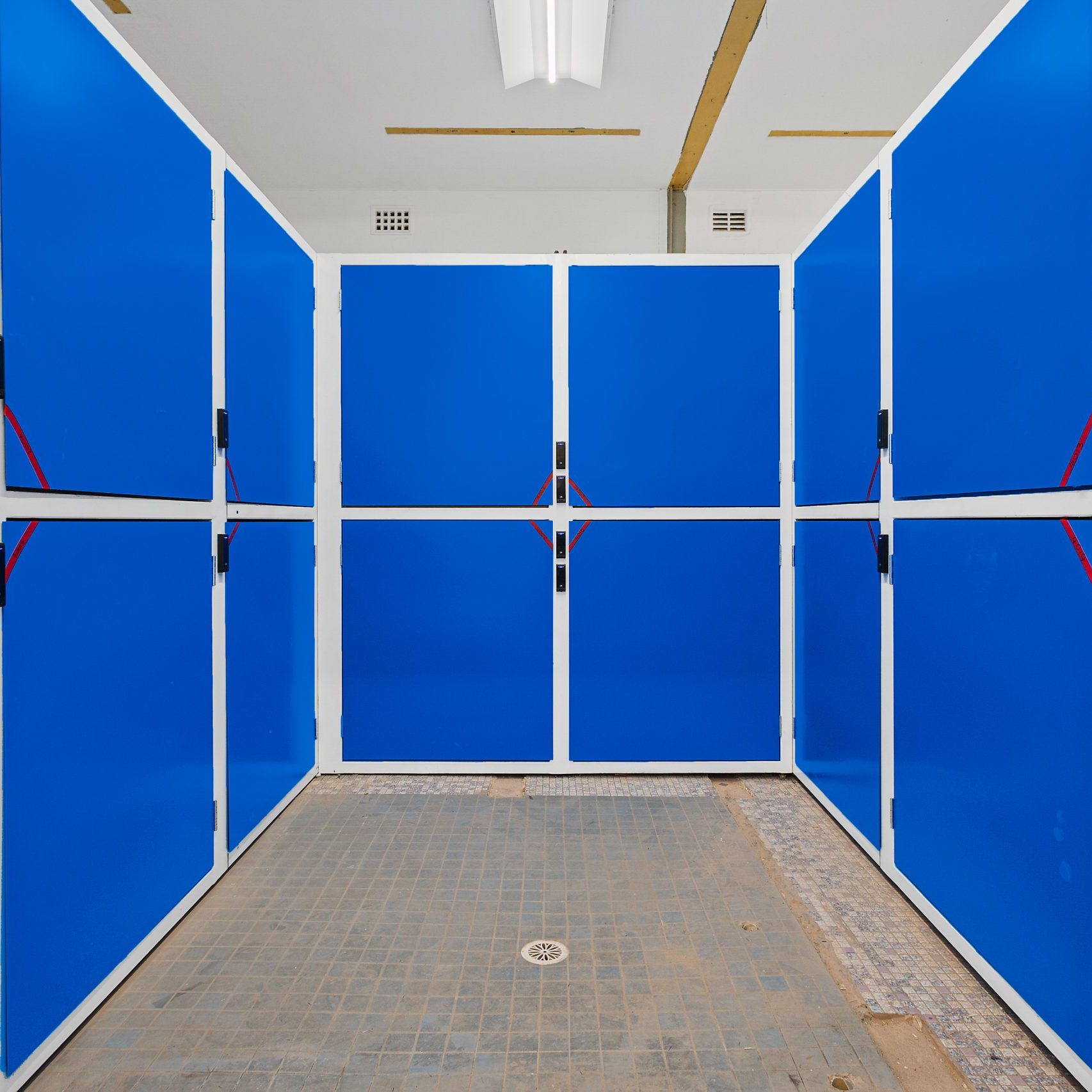 http://Blue%20storage%20cabinets%20in%20a%20warehouse.